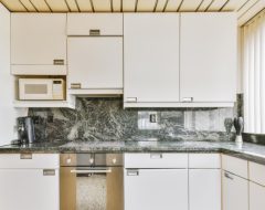 Vantagens de contratar um profissional para montagem de armários de cozinha