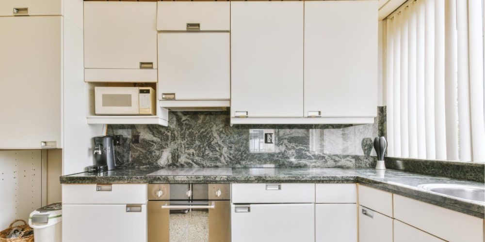 Vantagens de contratar um profissional para montagem de armários de cozinha